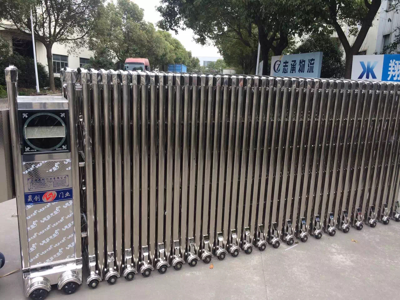 上海剛泰集團有限公司電動伸縮門安裝已完成！